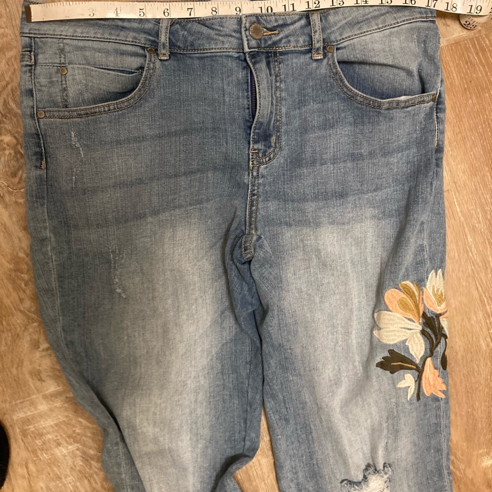NWOT! Caslon boyfriend jeans w/ floral thigh embroidery - Picture 4 of 9